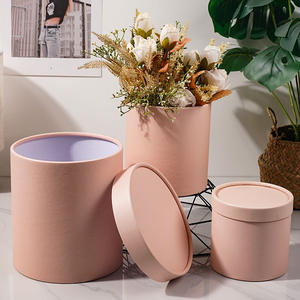 Scatola Rotonda Premium Semplice a Tubo Cilindrico in Carta Kraft con Stampa e Manico per Confezione Regalo di Rose e Fiori - Product Image 5