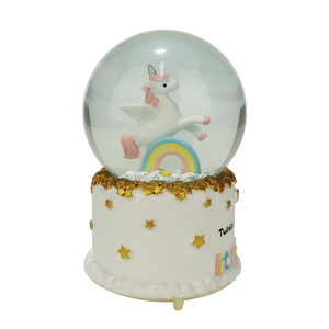 Unicorno personalizzato in resina artificiale volare su rainbow snowglobe con musica e luce per l'arredamento del desktop e il regalo di festa - Product Image 1