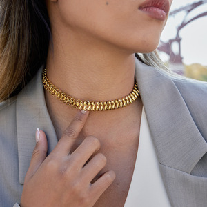 Collar de cadena gruesa de acero inoxidable para mujer, diseño geométrico con elementos lineales, multicapa, tono dorado, para uso diario - Product Image 3