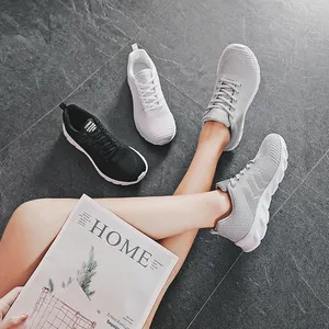 时尚情侣休闲运动鞋非常适合分享快乐和活动的时刻。一起散步和跑步