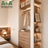 Système de dressing personnalisable pour toute la maison avec armoire d'angle, portes crème, poignées en laiton et table de chevet intégrée