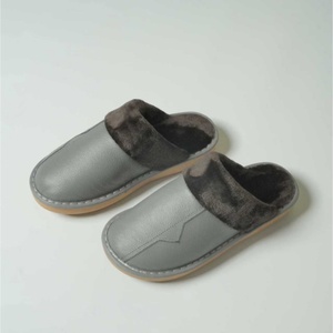 Pantuflas Cálidas de Piel Vacuna de Alta Calidad, Cómodas y Suaves, con Suela de PVC, Disponibles en Varios Colores - Product Image 1