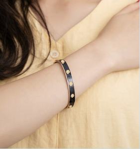 Moda açık bilezik dört yapraklı yonca emaye manşet bilezik altın kaplama paslanmaz çelik 18K siyah Trendy <span class=keywords><strong>Unisex</strong></span> bilezik 10 adet - Product Image 5