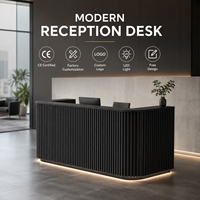 Comptoir de réception en forme de U avec panneaux à lattes noirs, éclairage LED et base argentée pour bureau moderne, hall d'hôtel