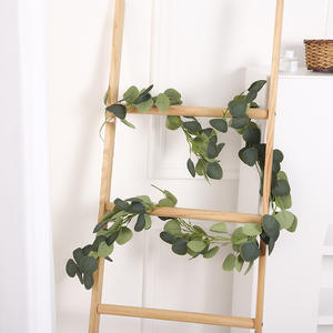 Guirlande artificielle d'eucalyptus vert en soie, décoration de mariage, toucher naturel, aménagement paysager de balcon - Product Image 1