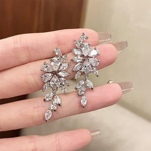 Boucles d'oreilles pendantes en cristal Koouoy, forme fleur or blanc, argent 925, style romantique pour femme, sertissage griffe, strass - Product Image 3