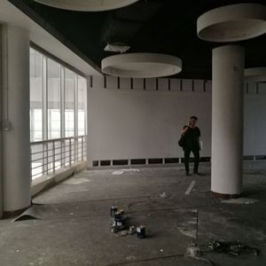 Sculpture géométrique abstraite en résine moulée, montage au plafond circulaire, art contemporain extérieur fait main, emballage monobloc - Product Image 2