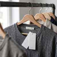 Étiquettes suspendues en papier écologiques avec logo personnalisé en relief, étiquettes de vêtements texturées de qualité supérieure, étiquettes de couleur personnalisées, cadeau de marque