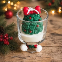 Duftkerzen mit Eigenem Logo in Weihnachtsbaumform mit Roten Beeren, Schleife, Gestricktem Schal und Pompon im Weihnachtskerzen-Glas für Festliche Heimdekoration
