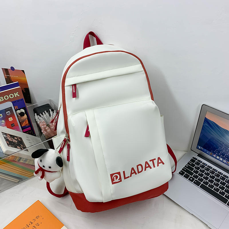 สีขาวพร้อมจี้