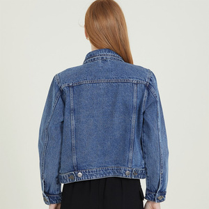 Veste en jean à ourlet et poignets effilochés, coupe décontractée, toucher doux, mélange de coton, conçue pour les femmes, esthétique cool et décontractée - Product Image 4