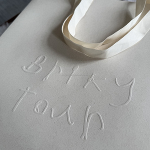 Bolsa de Cartón Personalizada de Lujo Clásico con Logotipo Grabado, Asa de Cinta Reutilizable para Promoción de Calcetines en Tiendas de Ropa - Product Image 2