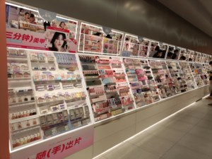 M & S Vitrines cosmétiques murales personnalisées avec étagères et étagères pour la décoration intérieure des magasins - Product Image 2