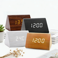 Réveil numérique LED triangulaire moderne en bois avec commande vocale, fonction silencieuse et calendrier pour bureau et usage domestique – Fabrication