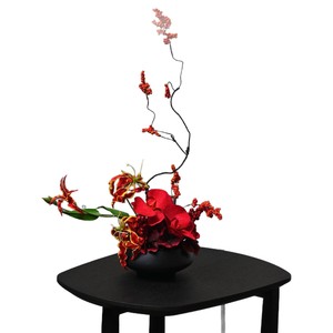 LO-1308 Arreglo de Flores Artificiales Rojas de Lujo Pre-elaborado, Centro de Mesa con Maceta para Sala de Estar, Entrada o Consola - Product Image 6