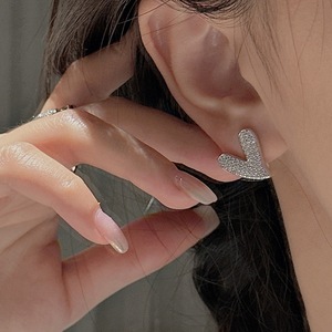 Boucles d'oreilles clous en argent pur S925, style rétro chic, entièrement serties de zirconiums, forme cœur, avec diamant scintillant simple, personnalisées - Product Image 2