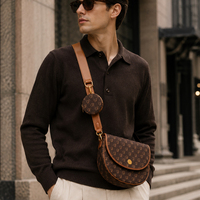 Tas Selempang Bermotif Vintage untuk Pria dengan Kantong Koin yang Dapat Dilepas Desain Monogram Retro Detail Huruf Kancing Emas Lima Warna