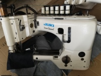 Machine à coudre Juki MS-35800 à cylindre, 3 aiguilles, point de chaînette double, utilisée pour la couture de tissus de travail extra-lourds.