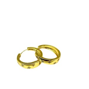 Pendientes de Aro Golden Star con Diamantes Engastados en Garra, Diseño Geométrico Minimalista para Uso Diario - Product Image 5