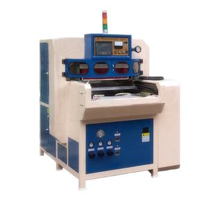 Machine de soudage et de gaufrage à haute fréquence Jingyi de <span class=keywords><strong>grande</strong></span> puissance 12kw pour chaussures supérieure et semelle intérieure - Product Image 1