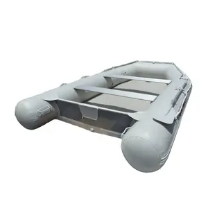 Bateau gonflable robuste avec moteur hors-bord