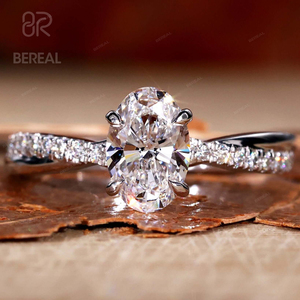 Bague de Fiançailles en Diamant de Synthèse VVS Certifié IGI, Bague Personnalisée en Or 18K avec Monture Torsadée Vigne, Diamant de Laboratoire Ovale Radiant et Pavage - Product Image 1