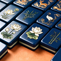 2026 Luxe Bleu foncé Motif Lotus en relief et Grue à couronne blanche en bambou Tuiles de Mahjong américaines sculptées Ensemble pour Cadeau et Collection