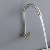 Robinet de cuisine moderne et durable en acier inoxydable 304 à col de cygne à arc élevé et simple dans le mur d'un hôtel