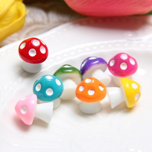 Ornements de champignons 3D mignons en résine écologique Artisanat DIY Accessoires décoratifs de Noël - Product Image 1