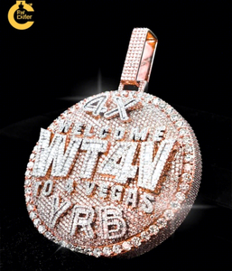 Colgante de Lujo Personalizado de Plata de Ley Chapado en Oro con Diseño de Logotipo de Alfabeto Super Iced y Diamantes de Moissanita Pesados para Hombre - Product Image 1