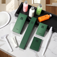 Ensemble d'articles de toilette jetables conformes RoHS pour hôtels : pantoufles de douche et de bain, pantoufles de voyage et kits de shampoing pour salle de bain d'hôtel