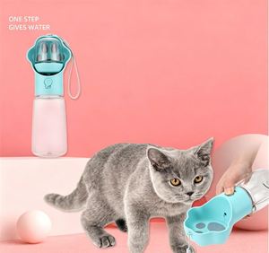 Bouteille d'eau portable pour chien, en plastique écologique, anti-fuite, pour utilisation en extérieur, pour les promenades et les voyages avec distributeur de nourriture - Product Image 2