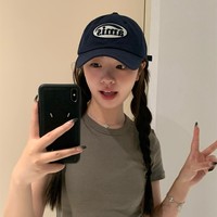 Topi Baseball 6-Panel Wanita Terbaru 2026 Warna Putih dan Merah dengan Logo, Model Korea, Bahan Lembut, Dapat Disesuaikan, Membuat Wajah Terlihat Lebih Kecil