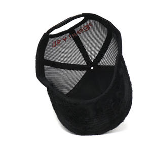 Chapeau en maille de camionneur en velours flou à 5 panneaux avec logo personnalisé brodé Casquette en gros - Product Image 5