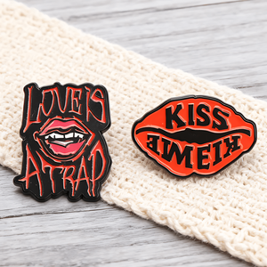 1/2個入り レッドセクシーリップデザインブローチ ゴシックラバーバッジ 白黒レトロピン ジャケット、帽子、バッグ用 ダークユーモアギフト - Product Image 1