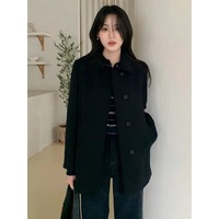 Nouvelle Collection Hiver 2026 – Manteau Court Femme Coupe Ample Camel avec Revers Cranté, Double Boutonnage, Ceinture à Nouer et Poches à Rabat – Style Chic – Vente en Gros