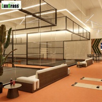 Ajustement flexible de la luminosité avec des lumières LED à 360 degrés, vue panoramique complète de la piste de padel sur gazon noir