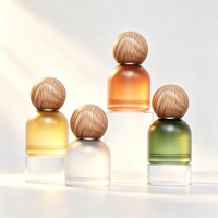 Bouteille de parfum pour voiture vide personnalisée avec logo sérigraphié, diffuseur d'air en verre mat avec couvercle en bois et bouchon suspendu – Vente en gros