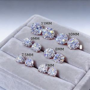 Boucles d'oreilles clous en argent sterling 925 au design classique, avec diamant moissanite certifié GRA et fermoir à vis - Product Image 1