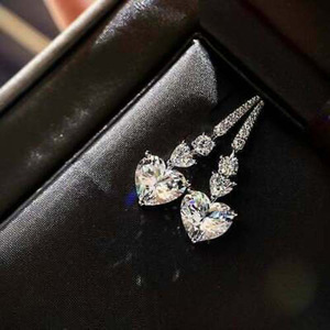 Orecchini pendenti a forma di cuore con cristalli per donna, tono argento, accessori romantici per feste e uso quotidiano - Product Image 2