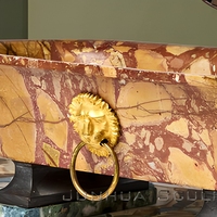 Baignoire autoportante ovale en marbre jaune ocre avec piédestal en forme de tête de lion dorée, luxe pour hôtel et jardin