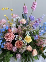 Fleurs de centre de table et chemin de fleurs pour allée, en couleurs violet, orange, rose, jaune lait printanier, jaune citron, gladiolus et amaranthus, pour événements festifs et décorations élégantes.