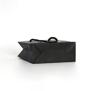 Bolsa de Papel de Regalo Personalizada KM, de Lujo, al por Mayor, Negra Mate, con Logotipo Impreso, para Cosméticos y Ropa - Product Image 4