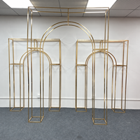 Arche carrée de luxe en métal doré brillant, panneau de fond, supports de fleurs, cadres pour décoration de scène de mariage et d'événements