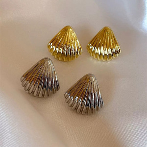 Orecchini a perno con conchiglia da donna, stile coreano chic, design metallico plissettato, regalo alla moda per tutti i giorni - Product Image 2