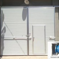 Puerta Corredera Industrial de Material Compuesto de Plástico y Acero, Moderna y Duradera, Apertura Lateral Eléctrica, Resistente al Viento, Insonorizada 60dBA, Personalizable