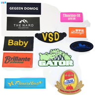 Logo 3D personnalisé étiquette de vêtements en caoutchouc PVC souple avec bord découpé au laser étiquettes en relief pour vêtements