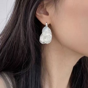 Boucles d'oreilles clous élégantes et uniques de style européen en acier inoxydable plaqué argent, forme de fleur tendance, design haut de gamme - Product Image 4