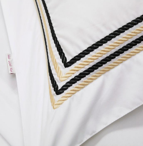 Set di Biancheria da Letto per Hotel in Cotone 100% Bianco con Ricamo Dorato a Doppia Cucitura, 4 Pezzi: Copripiumino, Lenzuolo e Federe - Product Image 4