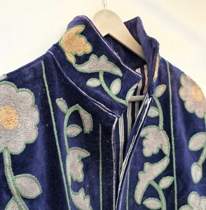 Veste matelassée en velours brodée de fleurs pour femme, col mandarin, manches longues, style élégant d'hiver, fermeture éclair, coton - Product Image 2